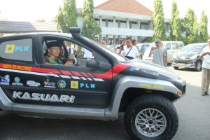 Rohidin Nikmati Tes Drive Mobil Listrik
