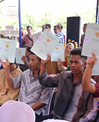 Mendes Eko Serahkan 400 Sertipikat Tanah Trans Kepada Masyarakat BU