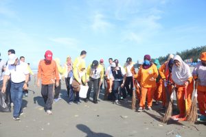 Sambut Hari Jadi Kota Bengkulu, ASN Pemkot Bersih Pantai