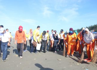 Sambut Hari Jadi Kota Bengkulu, ASN Pemkot Bersih Pantai