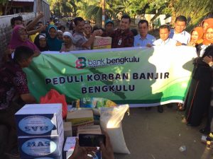 Hadir Ditengah Masyarakat, Bank Bengkulu Cabang Utama Salurkan Bantuan Untuk Korban Banjir