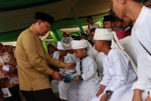 Resmikan Masjid, Gubernur Santuni 115 Anak Panti Asuhan