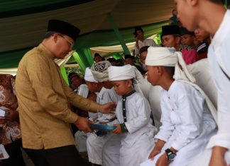 Resmikan Masjid, Gubernur Santuni 115 Anak Panti Asuhan