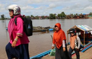 Perahu Kayu Sungai Kapuas Menjadi Saksi Perjuangan Perempuan Kemendes PDTT