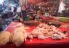 Pedagang daging ayam pasar tradisional