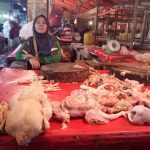 Pedagang daging ayam pasar tradisional