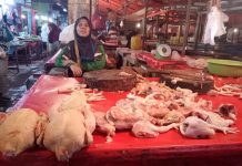 Pedagang daging ayam pasar tradisional