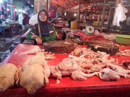 Pedagang daging ayam pasar tradisional