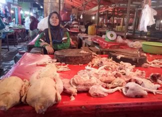 Pedagang daging ayam pasar tradisional