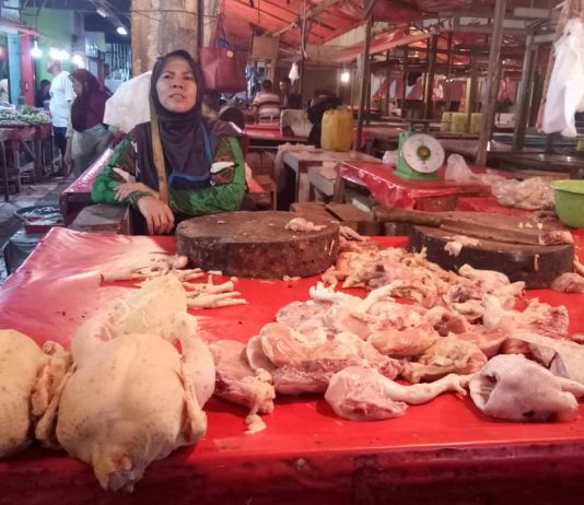 Pedagang daging ayam pasar tradisional