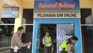 Cegah Covid-19 Satlantas Polres Bengkulu Selatan Disinfektan Lingkungan dan Ruang Sim