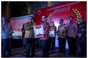 Bupati Kepahiang Terima Penghargaan Best Regent Perfomance of The Year 2020