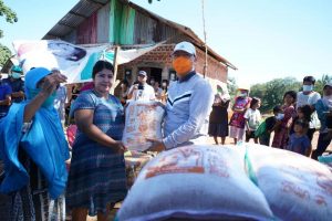 Tanggap, Gubernur Bengkulu Mulai Bagikan Beras untuk Warga Terdampak Covid-19