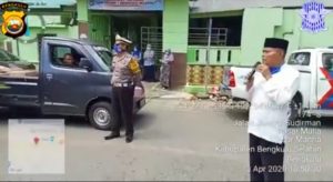 Turun Ke Jalan Polres BS Gandeng MUI Bagikan Stiker Himbauan Bahaya Covid-19