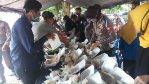 Peduli Covid-19,Forkopimda Bagikan Nasi Bungkus Kepada Warga BS