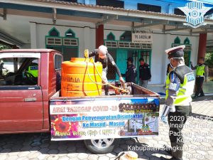 Sat Lantas Polres BS Bersama MVC Semprot Disinfektan Ke Masjid-Masjid