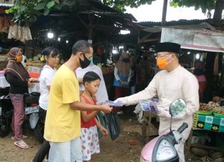 Kompak, Gubernur Dan Wakil Gubernur Bengkulu Bagikan Masker Ke Pedagang Secara Langsung