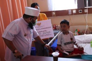 Hadir Di Tengah Warganya Yang Sakit, Walikota Beserta Wakil Salurkan Bantuan Basnaz