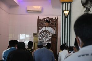 Jadi Khatib Shalat Jum’at, Gubernur Rohidin Imbau Jama’ah Pentingnya Disiplin Protokol Kesehatan