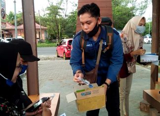Aliansi Organisasi Mahasiswa Kedaerahan Bengkulu Bagikan Masker ke Pengunjung Wisata Pasir Putih