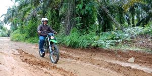 Pak Erwin, Puluhan Tahun Kami Belum Pernah ‘Mencicipi’ Jalan Aspal