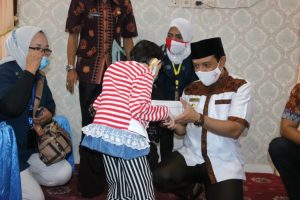 Wawali Serahkan Langsung e-KTP Pada  Warga Penyandang Disabilitas