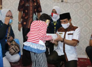 Wawali Serahkan Langsung e-KTP Pada Warga Penyandang Disabilitas