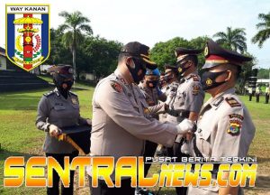 Kapolres Way Kanan Berikan Piagam Penghargaan Kepada 17 Anggota Yang Berprestasi