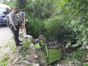 Hilang Kendali, Truck Warga Tebat Karai Jatuh Kejurang