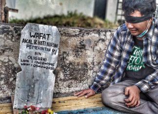 Tolak UU Cipta Kerja Pemuda Bengkulu Lakukan Aksi Tabur Bunga