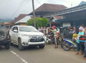 Helmi Hasan Dihadang Warga Lebong Sambil Mengangkat Jari Satu Teriakan ‘Gubernur Bengkulu’