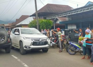 Helmi Hasan Dihadang Warga Lebong Sambil Mengangkat Jari Satu Teriakan ‘Gubernur Bengkulu’