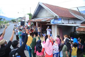 ‘Emak-Emak’ Jangan Pusing, Seragam Sekolah Gratis Ditangan Helmi Hasan