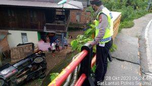 Mengantuk di Tikungan Mobil Pickup Masuk Jurang