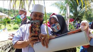 Kepincut Program, Bunga Desa Asal Seluma Ajak Helmi Hasan Foto Bareng