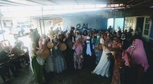 Memainkan Rebana, ‘Emak-Emak’ Kepahiang Sambut Kedatangan Helmi Hasan Bersama Isteri