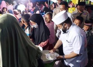 Ambilkan Nasi Untuk Warga, Helmi Hasan Disukai di Kepala Curup