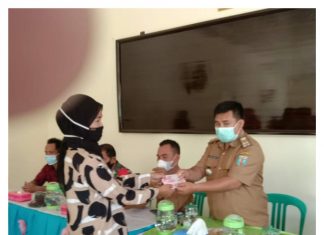 Bagikan BLT-DD ke 71 Lanjut Insentif Perangkat Kampung, Giat Hartono Harapkan Masyarakat Bertahan Dimasa Pandemi