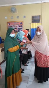 Ketua TP. PKK Bersama Disdukcapil Kabupaten Asahan Serahkan 493 Keping KIA