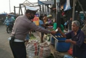 Kasatlantas Polres Tanjung Balai Membagikan Masker Kepada Masyarakat Pasar Bengawan