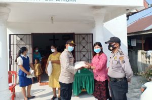Polsek Firdaus Bagikan Sembako Kepada Jemaat Gereja