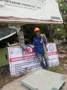 Bright Batam Bersama Kuasa Hukum Lakukan Pembersihan TV Kabel di Tiang PLN