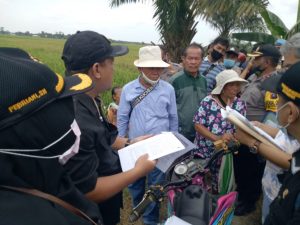 Polres Sergai Pengamanan Sidang Lapangan Perkara Perdata di Desa Pematang Cermai