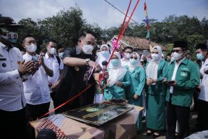 Bupati Way Kanan Tanda Tangani Prasasti Program Kemandirian Fatayat