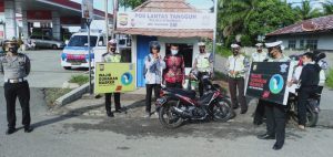 OPS Keselamatan Nala 2021, Sat Lantas Polres Mukomuko Bagikan Masker Kepada Pengendara