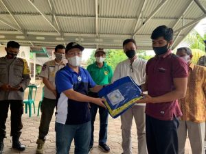 Bupati Serahkan Bantuan Korban Kebakaran di Aur Cina