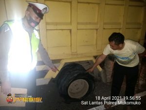 Mobil Pick Up Tabrak Dum Truk Bagian Belakang, Penumpang Luka Parah
