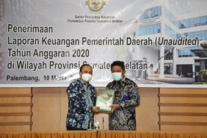 Serahkan Laporan Keuangan Pemprov Sumsel TA 2020, HD Harapkan Kembali Dapat Predikat WTP