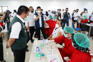 HD Tinjau Vaksinasi Dosis Pertama Sektor Pendidikan