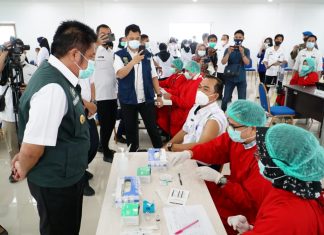 HD Tinjau Vaksinasi Dosis Pertama Sektor Pendidikan